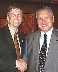 ビル・ゲイツ氏と森喜朗元総理大臣（世界基金支援日本委員会最高顧問）photo credit: JCIE