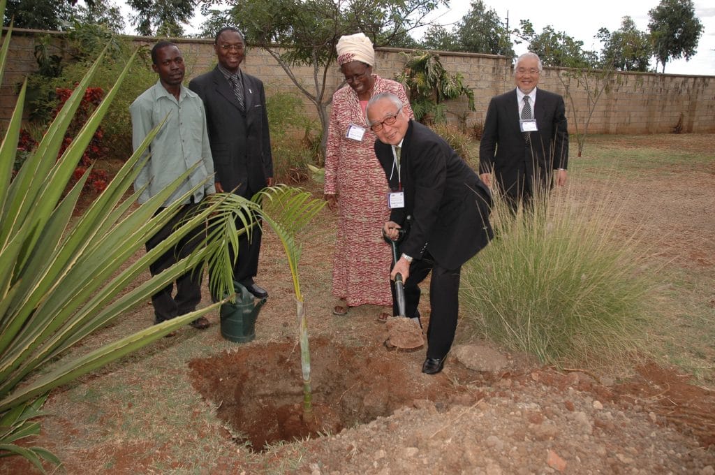 Fru Angwafor III, Miriam Were, Tadashi Yamamoto, and Keizo Takemi plant a tree after the Nairobi global health dissemination seminar