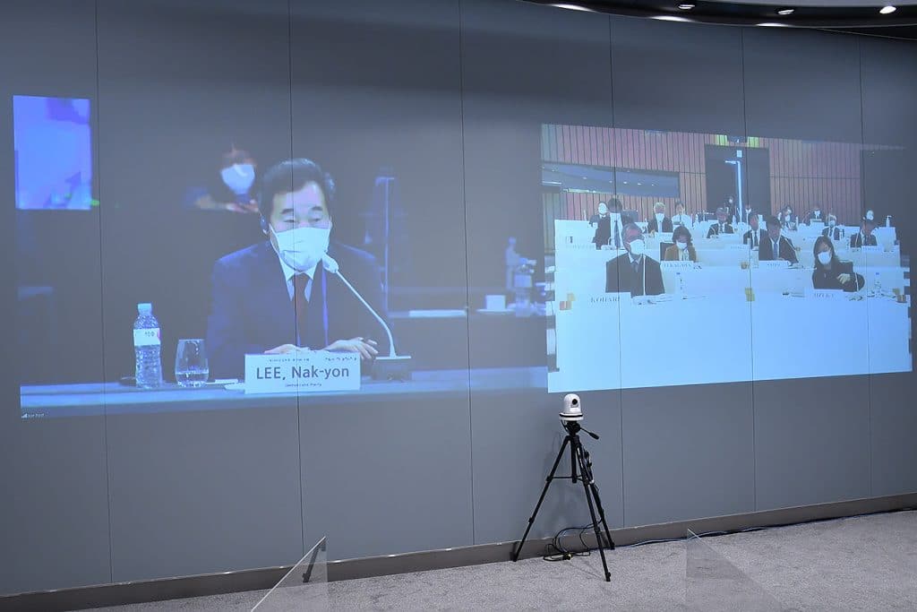 Former Prime Minister of Korea Lee Nak-yon gives a keynote speech