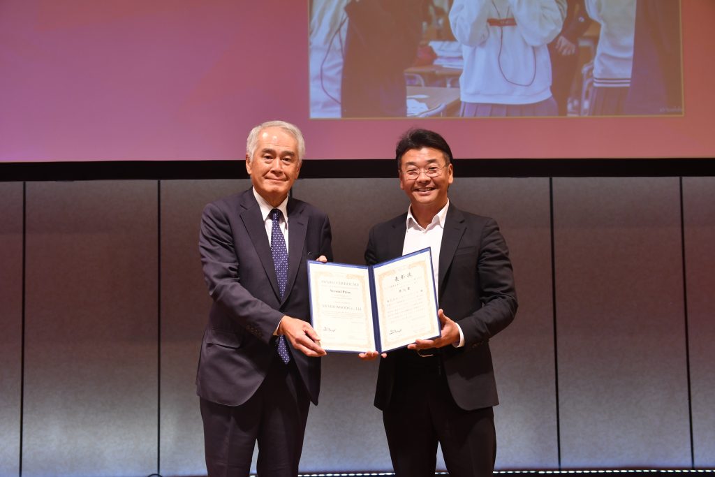 Mr. Tadamichi Shimogawara, President of Silver Wood, accepted the Second Prize in Technology & Innovation