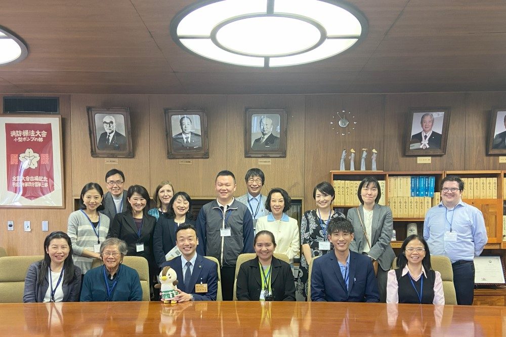 Participants with Riichiro Sugiyama, the mayor of Iruma City